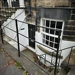 The Nook With Parking, Sleeps 2 Apartment