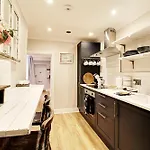 The Nook With Parking, Sleeps 2