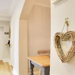 Apartment The Nook With Parking, Sleeps 2 Harrogate