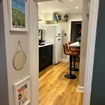The Nook With Parking, Sleeps 2 Apartment