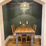 아파트 The Nook With Parking, Sleeps 2