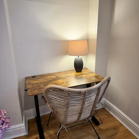 Daire The Nook With Parking, Sleeps 2
