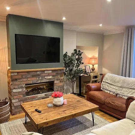 The Nook With Parking, Sleeps 2 Apartman