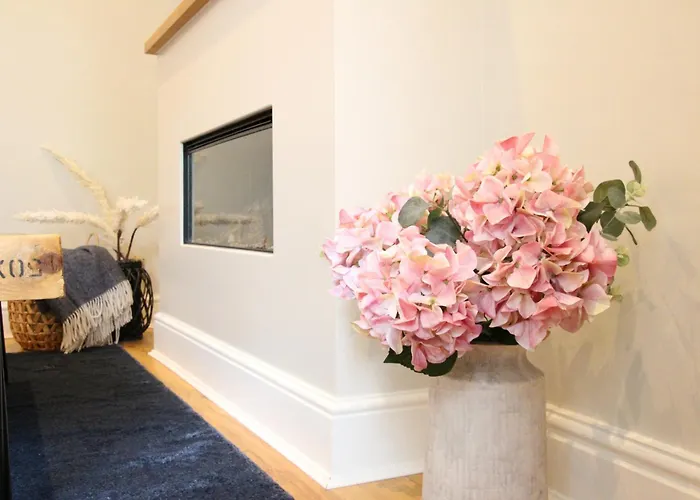 The Nook With Parking, Sleeps 2 Apartman *