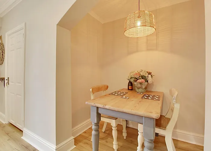 The Nook With Parking, Sleeps 2 Apartman