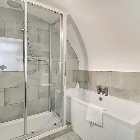 The Nook With Parking, Sleeps 2 Apartment